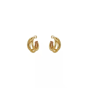 Boucles d'oreilles créoles dorées à trois couches en forme de C pour femmes sur fond blanc