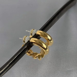 Boucles d'oreilles créoles en laiton plaqué or 14K au fini lisse et torsadé