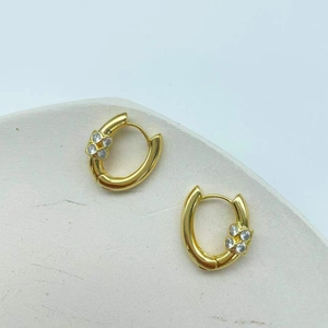 Boucles d'oreilles créoles dorées en U avec des accents de trèfle en zircon brillant
