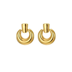 Nahaufnahme dicker goldener geometrischer Creolen mit hochglanzpolierter Oberfläche