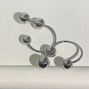 Minimalist silver spherical earrings featuring three polished metal beads and 925 silver needles