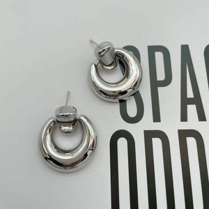 Geometrische Doppel-Creolen in Silber mit poliertem Spiegel-Finish im modernen Stil