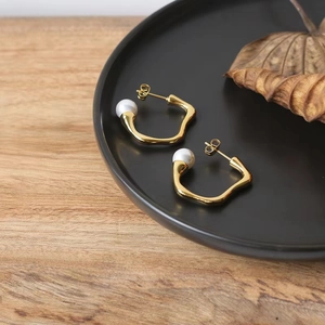 Boucles d'oreilles vintage en or torsadé avec perle au design géométrique chic
