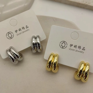 Boucles d'oreilles créoles C épaisses en or 18 carats et argent sur carte-support