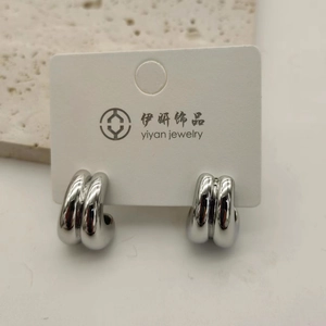 Boucles d'oreilles clous en métal en forme de C à triple rainures, fini argent poli