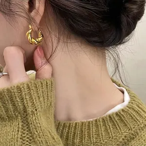 Créoles dorées vintage à texture torsadée française pour femmes avec finition polie brillante