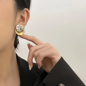 Boucles d'oreilles clous bicolores en métal ondulé avec texture effet martelé