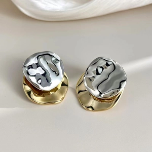 Boucles d'oreilles modernes bicolores ondulées en argent et or à texture irrégulière