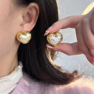 Boucles d'oreilles cœur vintage français avec bords dorés et nacre incrustée