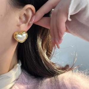 Boucles d'oreilles cœur vintage français avec bords martelés dorés et nacre blanche