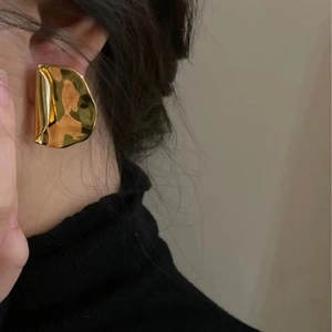 Boucles d'oreilles dorées avec texture pliée irrégulière et lustre métallique chic
