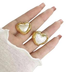 Boucles d'oreilles cœur vintage français en métal doré et perle tenues à la main