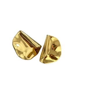 Boucles d'oreilles dorées modernes avec design de feuille irrégulier et fini poli