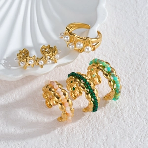 Ensemble de cinq bagues dorées géométriques avec perles et textures de perles colorées