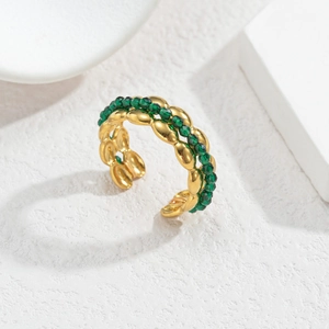 Détail d'une bague dorée ajustable avec doubles rangées de perles de cristal vertes