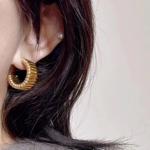 Boucles d'oreilles créoles dorées style ressort avec texture striée pour femme chic