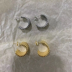 Lot de boucles d'oreilles en forme de C dorées et argentées avec bordure à billes en métal