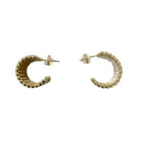 Boucles d'oreilles créoles dorées en forme de C avec bordure perlée sur fond blanc pur