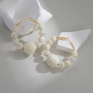 Boucles d'oreilles créoles dorées vintage avec boules tissées et perles irisées