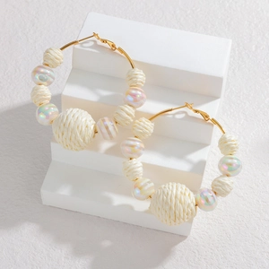 Boucles d'oreilles créoles dorées vintage avec perles tressées et boules irisées
