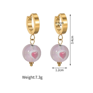 Dimensioni degli orecchini a cerchio dorati con cuore da 3,4 cm e diametro di 0,9 cm