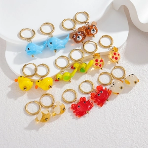 Set di orecchini colorati con ciondoli a forma di balena orso e ape su cerchi d'oro