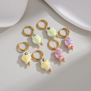 Orecchini a pesciolino in ceramica dipinti a mano con cerchi dorati in vari colori