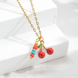 Collier en titane plaqué or 18k avec perles colorées et pendentif cerise chic