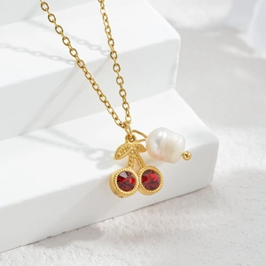 Collier cerise en or 18 carats élégant avec pierres rouges et perle baroque blanche