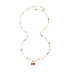 Collier cerise vintage doré avec perles en pierres rouges et détails de feuilles sur blanc