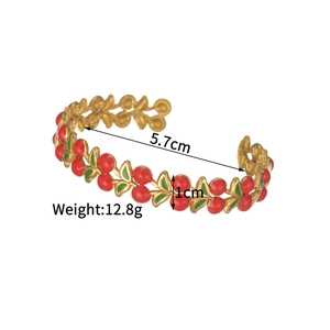 Dettaglio del bracciale con ciliegia in smalto dorato con diametro 5,7cm e peso 12,8g
