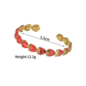 Dettaglio del diametro di 5,5cm e del design fragola sul bracciale in acciaio dorato