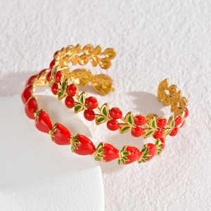 Set di bracciali rigidi smaltati con fragola e ciliegia in acciaio inossidabile dorato