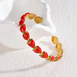 Bracciale rigido aperto dorato con fragole in smalto colorato per donna stile rustico