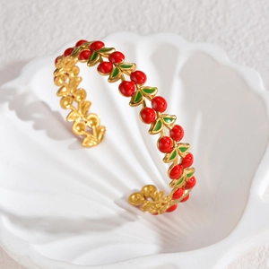 Bracciale rigido aperto alla moda con ciliegie in finitura dorata e perle rosse