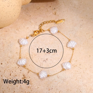 Détail du bracelet avec breloques de coquillages, longueur 17+3cm et poids de 4g