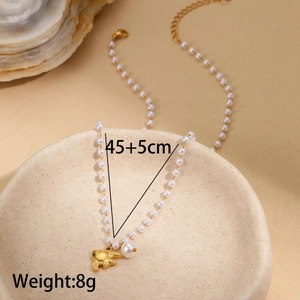 Détail du collier de perles baroques avec pendentif poisson doré et mesure 45 plus 5cm