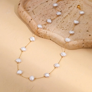 Collier à breloques coquillage baroque avec chaîne en acier inoxydable plaqué or 18k