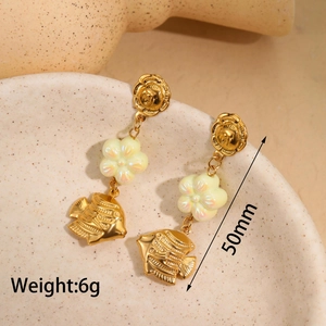 Detail of 18K gold starfish scallop earrings featuring 50mm drop length and 6g weight