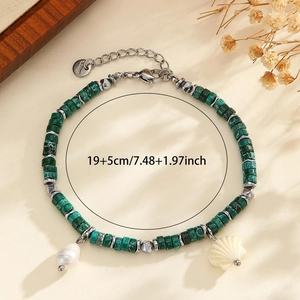 Dettaglio del bracciale con pietre colorate e ciondolo a conchiglia con catena 19+5cm