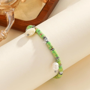 Bracciale boho con perline verdi, ciondolo a conchiglia e una perla d'acqua dolce naturale