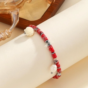 Bracciale boho con perle in pietra rossa e ciondoli a conchiglia e perla barocca