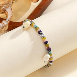 Bracciale boho con perline colorate, dettagli in acciaio e ciondoli di perla