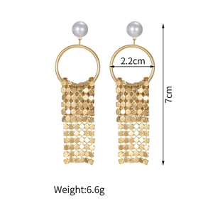 Détail de boucles d'oreilles à pompon doré avec perle et mesures: 7cm de long et 6,6g de poids