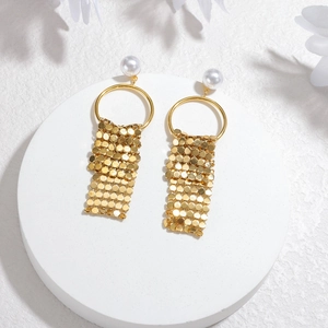 Boucles d'oreilles géométriques dorées 18K avec clous perle et longues franges métalliques