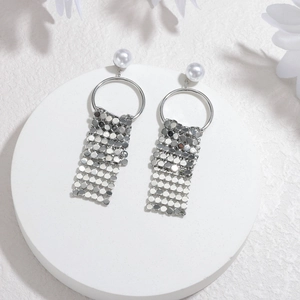 Boucles d'oreilles pendantes à paillettes argentées et perles blanches au style moderne