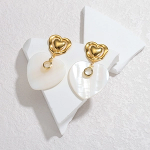 Boucles d'oreilles bohèmes en forme de cœur avec nacre blanche et pierres de zircon
