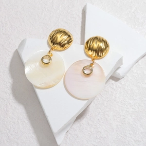 Boucles d'oreilles pendantes en or 18k avec rayures verticales et texture nacre