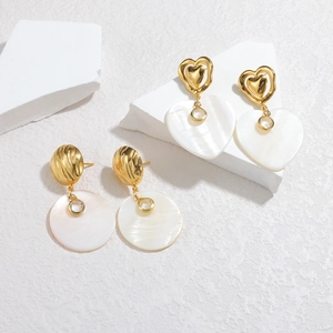 Boucles d'oreilles pendantes géométriques en or 18K avec pendentifs en nacre blanche