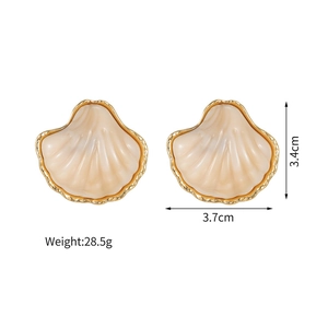 Macro detail of 18K gold-plated shell earrings with dimensions 3.4cm by 3.7cm